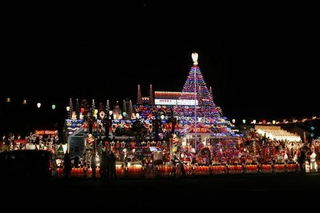 Illustration for article titled From the Dept of Duh: Family Can't Afford This $41,000, 1-Million Christmas Light Extravaganza